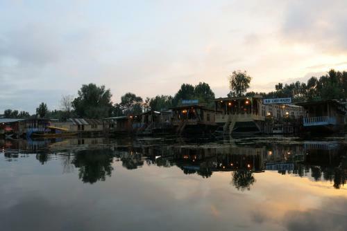 New Shamus Maqbool Group Of Houseboat