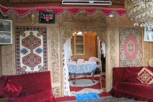 New Shamus Maqbool Group Of Houseboat