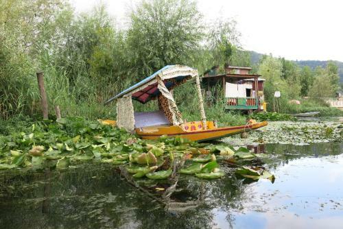 New Shamus Maqbool Group Of Houseboat