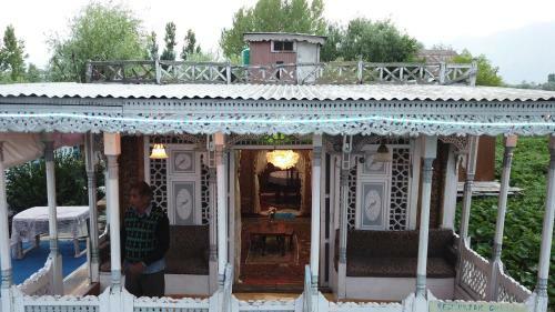 New Shamus Maqbool Group Of Houseboat