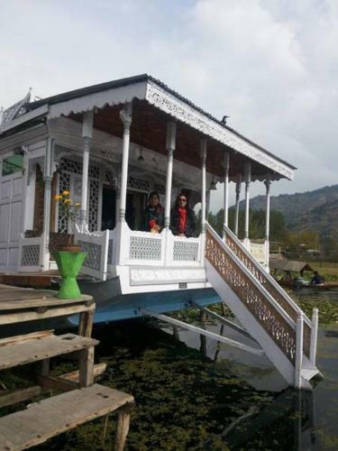 New Shamus Maqbool Group Of Houseboat
