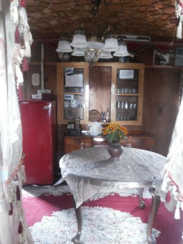 New Shamus Maqbool Group Of Houseboat