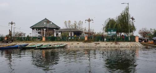 New Shamus Maqbool Group Of Houseboat