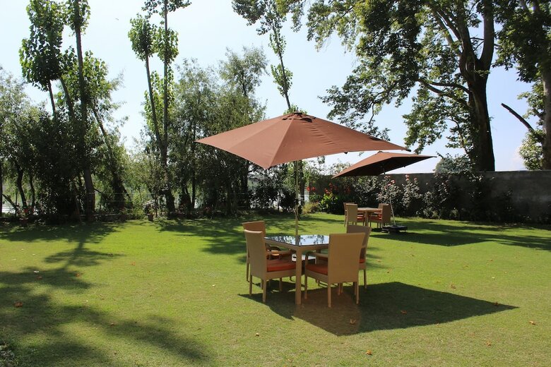 Hotel Nigeen Lake View Resort