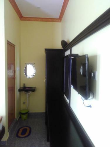 Hotel Gayathri & Lodges