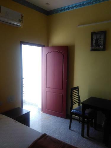 Hotel Gayathri & Lodges