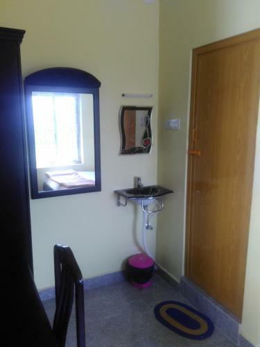 Hotel Gayathri & Lodges