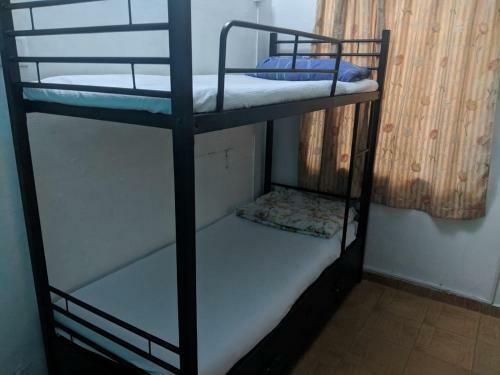 Hostal Reflections Guest House