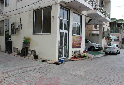 11 Flowers Serviced Apartments