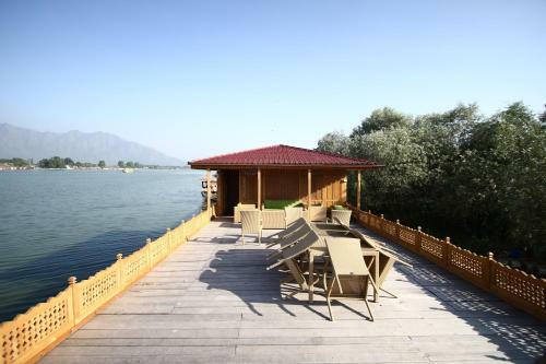 Mascot Houseboats
