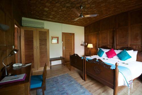 Sukoon Houseboat Dal Lake