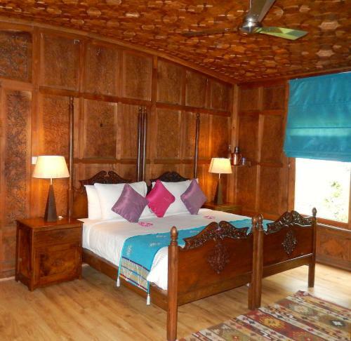 Sukoon Houseboat Dal Lake