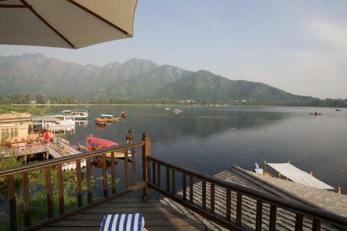 Sukoon Houseboat Dal Lake