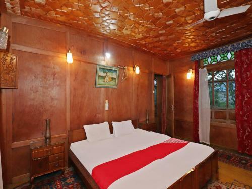 Oyo 45251 Billoo Palace Houseboat