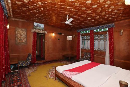Oyo 45251 Billoo Palace Houseboat