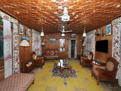 Oyo 45251 Billoo Palace Houseboat