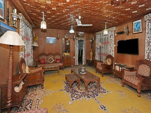 Oyo 45251 Billoo Palace Houseboat