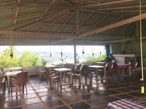 Hotel White Elephant Restaurant And Cottages