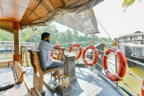 Oyo 23104 Houseboat Indraprastham Four Square 4 Bhk
