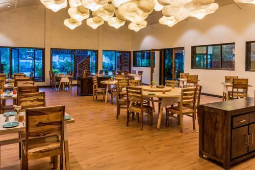 Hotel Saj By The Lake