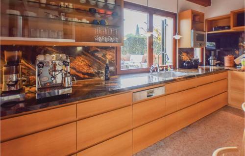 Six-bedroom Holiday Home In Fumane -vr-