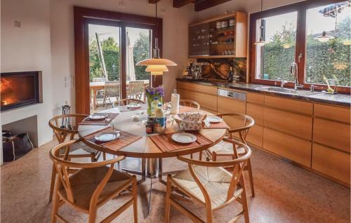 Six-bedroom Holiday Home In Fumane -vr-