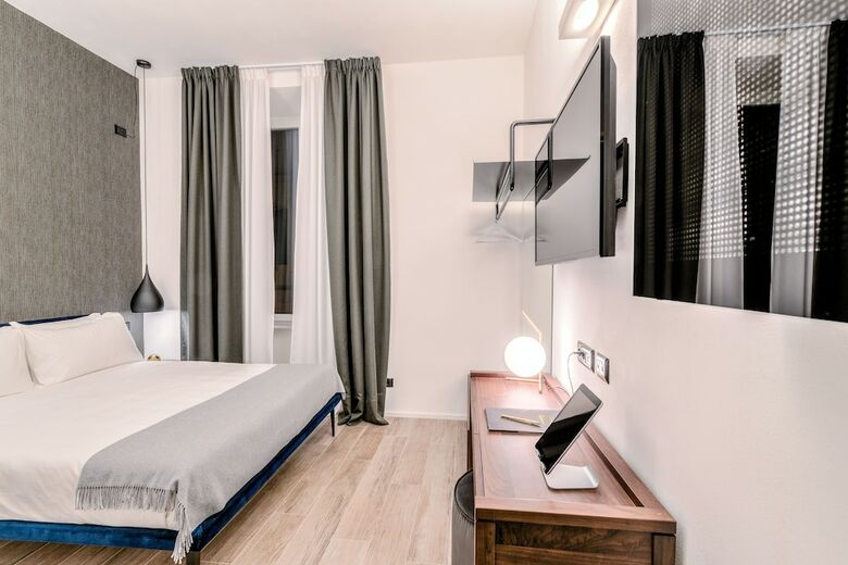 Hostal The First - La Spezia 5 Terre