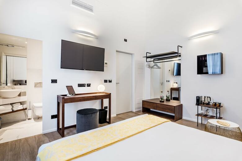 Hostal The First - La Spezia 5 Terre