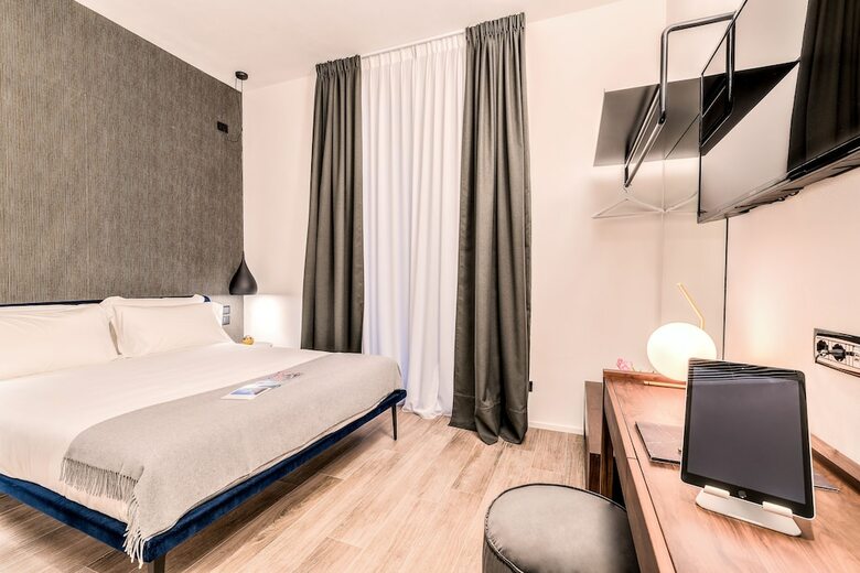 Hostal The First - La Spezia 5 Terre