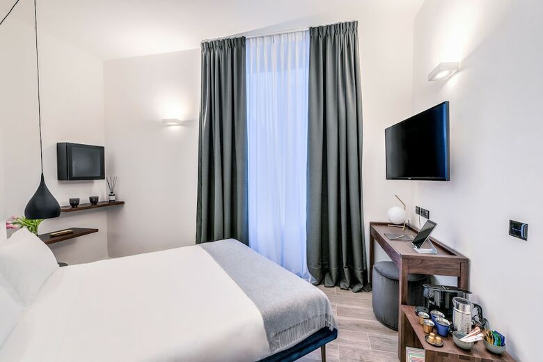 Hostal The First - La Spezia 5 Terre