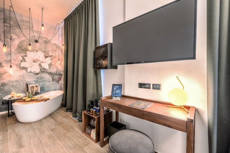 Hostal The First - La Spezia 5 Terre