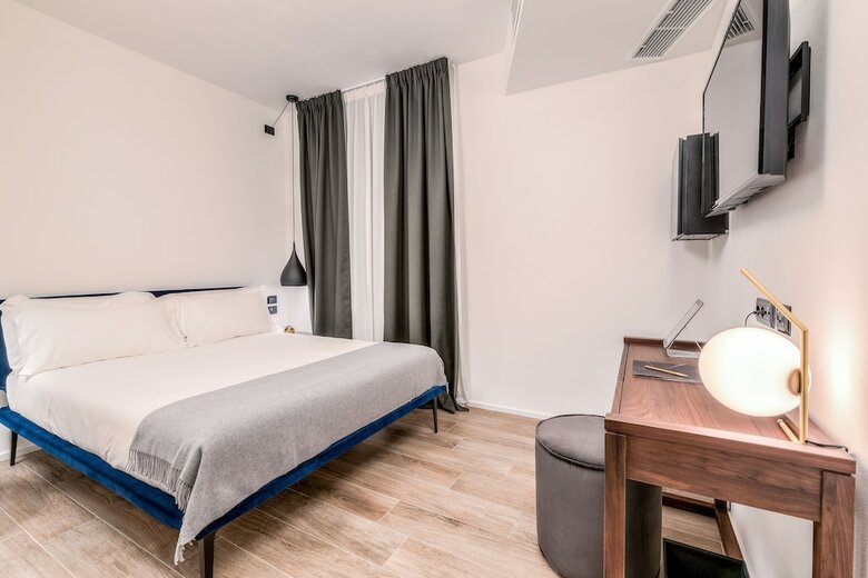 Hostal The First - La Spezia 5 Terre