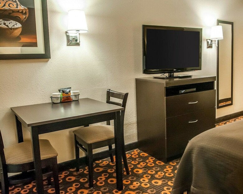 Hotel Rodeway Inn & Suites