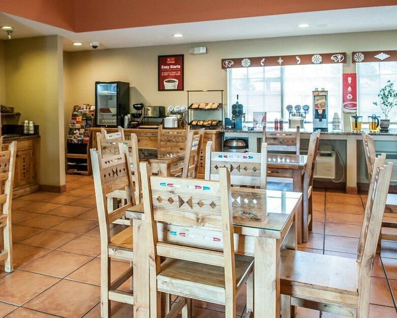 Hotel Rodeway Inn & Suites
