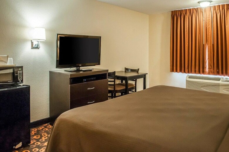 Hotel Rodeway Inn & Suites