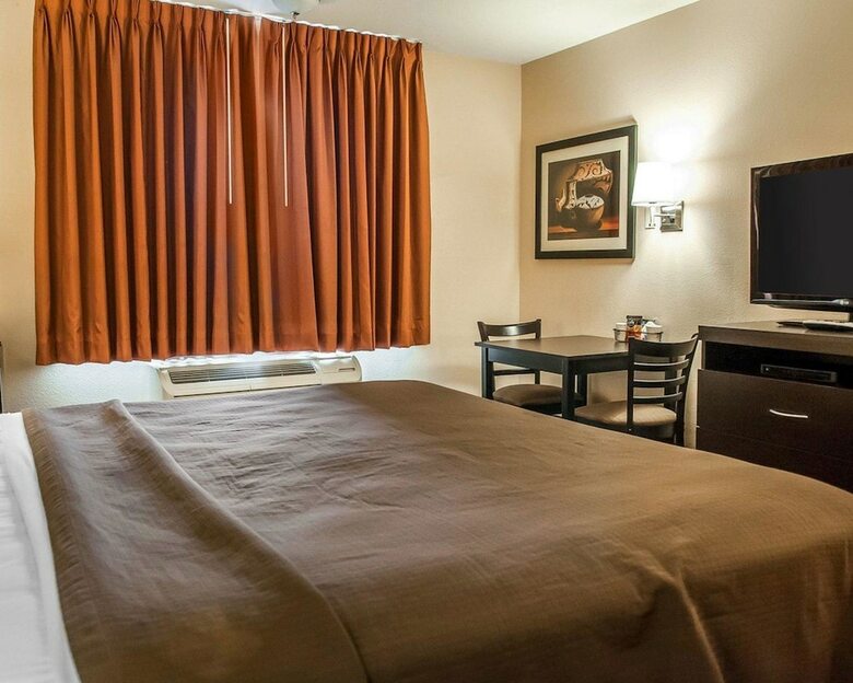 Hotel Rodeway Inn & Suites