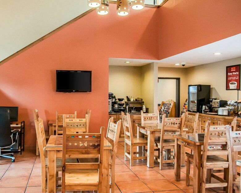 Hotel Rodeway Inn & Suites