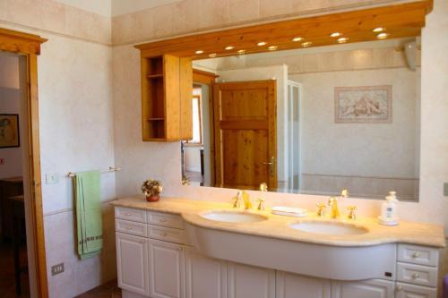 Campoleone Villa Sleeps 8 Pool Wifi