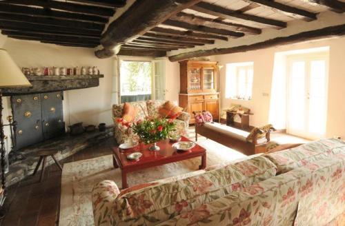 Lucca Villa Sleeps 6 Pool Air Con Wifi