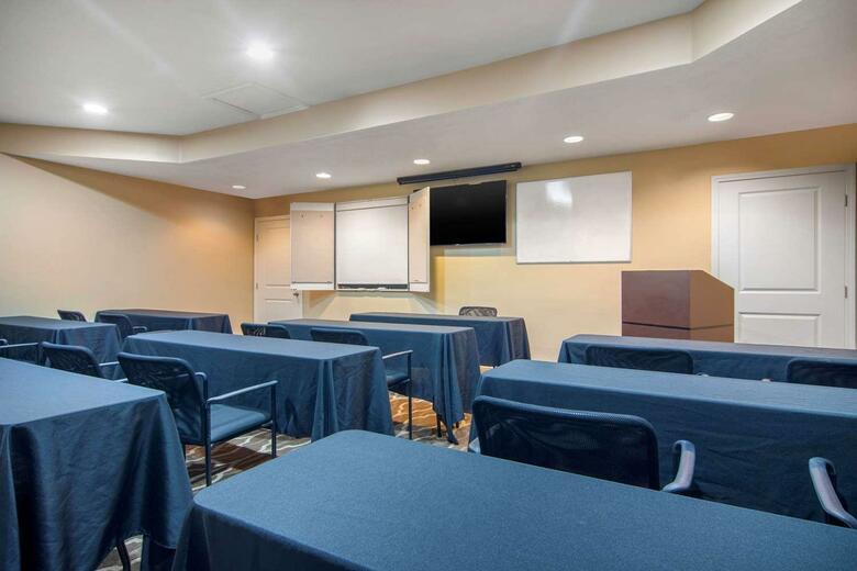 Hotel Quality Suites Buckhead Village