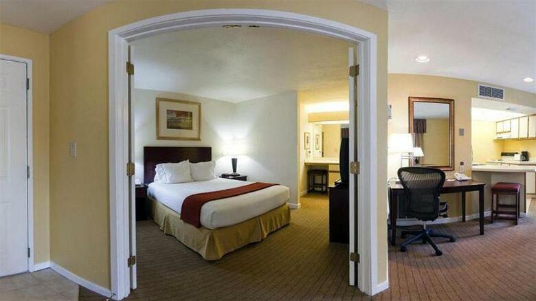 Hotel Quality Suites Buckhead Village