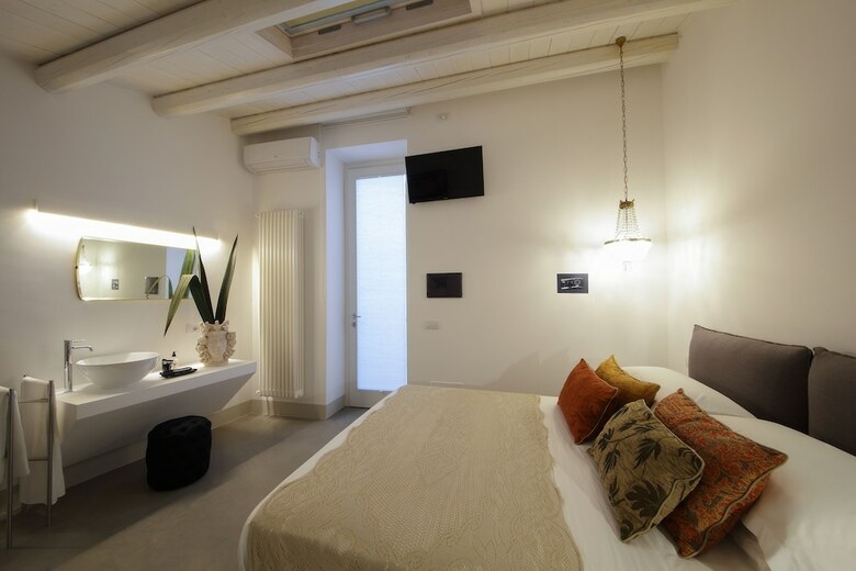Hostal Embrace Sicily Guest House