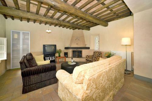 Petrognano Villa Sleeps 11 Wifi