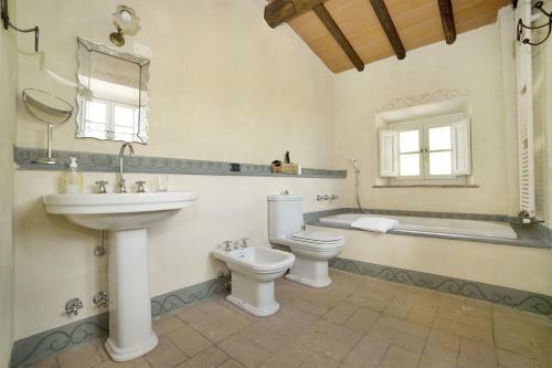 Petrognano Villa Sleeps 11 Wifi