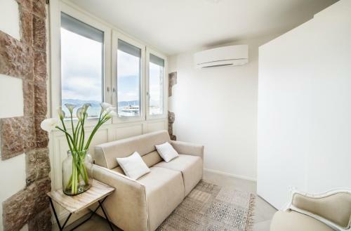 Hostal Riviera Carducci Rooms