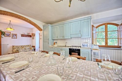 Pignano Villa Sleeps 12 Pool Wifi