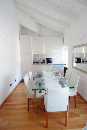 White Residence Apartment