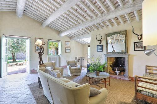 Stignano Villa Sleeps 12 Wifi