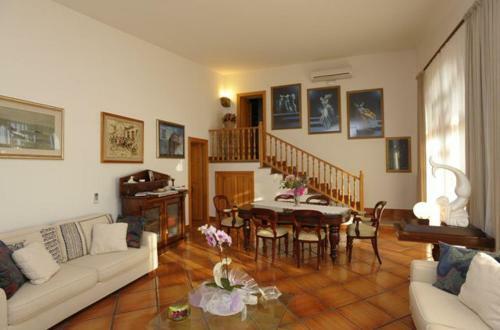 Pontone Villa Sleeps 10 Pool Air Con Wifi