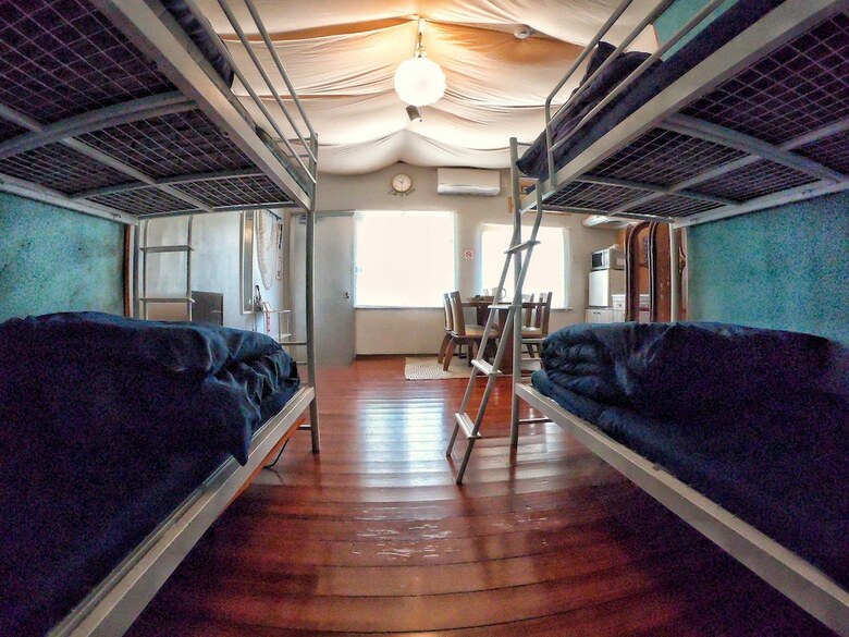 Hostal N0's Arrow